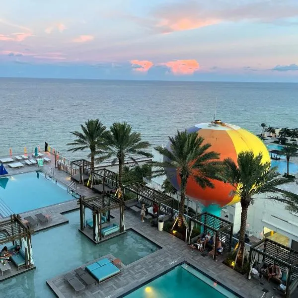 Modern Beachfront Condo with Stunning Ocean View, hotel in Hollywood
