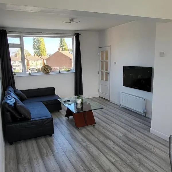 Newly refurbished 3 bedroom flat, hotel in Bedworth