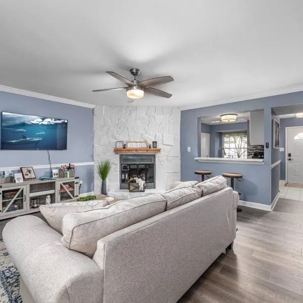 Cozy End Unit Townhouse 1 Mile from Downtown Cary, hotel in Cary