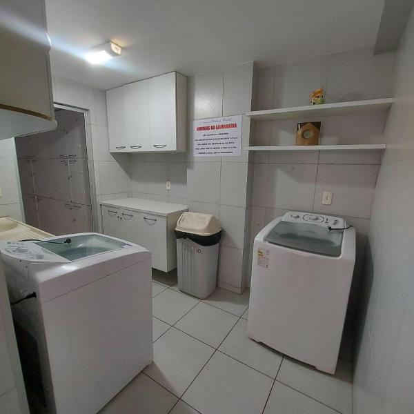 Confortável apartamento de 2 quartos para 5 pessoas, totalmente mobiliado, com wifi e netflix, localizado a uma quadra do calçadão da Praia de Ponta Neg,ra, prédio com piscina, churrasqueira e portaria virtual e eletrônica 24 horas - Foto 3