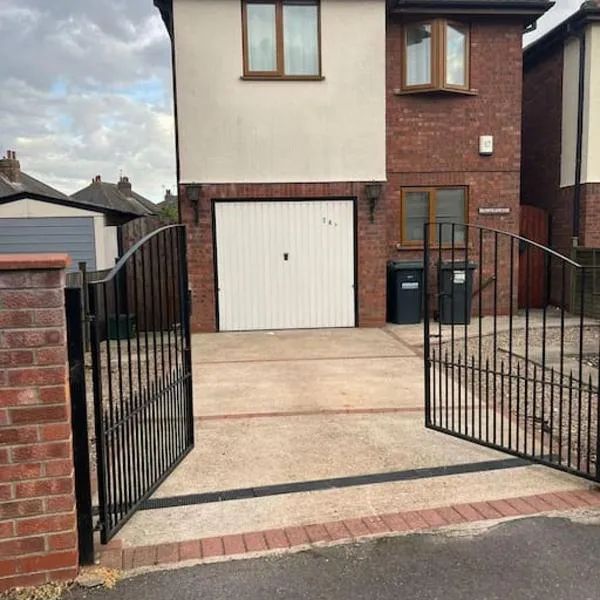 Entire -4 Bedrooms Detached House with Driveway, hotel in Nottingham
