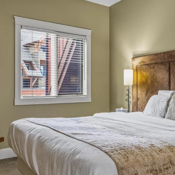 Sophisticated Mountain Condo Pool & Hot Tub, מלון בקאנמור