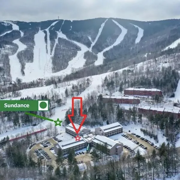 Sunday River Ski In Ski Out Mountain View Condo with Hot Tub Pool and Sauna!, hotel in Newry