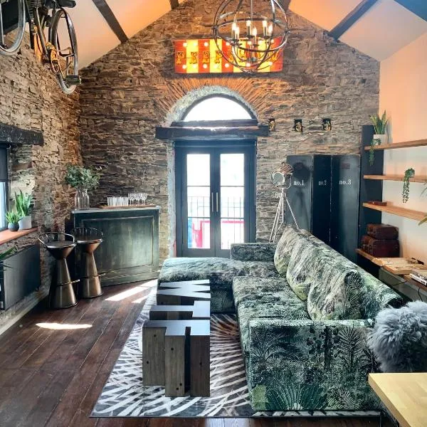 Loft 11 Stunning LUXURY NYC Loft Style Interior Designed 2BD Apartment EXCELLENT CITY CENTRE LOCATION Mezzanine Cinema Room Designer Furniture AMAZING SPACE、ダグラスのホテル