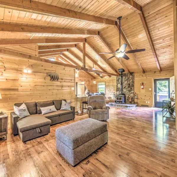Updated Ruidoso Cabin with Spacious Deck and View, hotel v destinaci Ruidoso