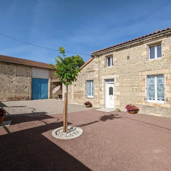 Maison lumineuse avec cour privative, proche sites culturels, tout confort, équipé bébé, wifi inclus - FR-1-653-98, Hotel in Puyréaux