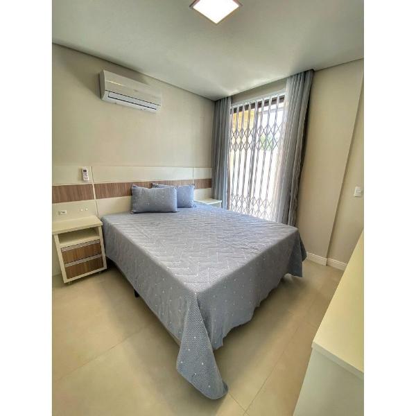 180 - Lindo apartamento com 02 suítes em Mariscal
