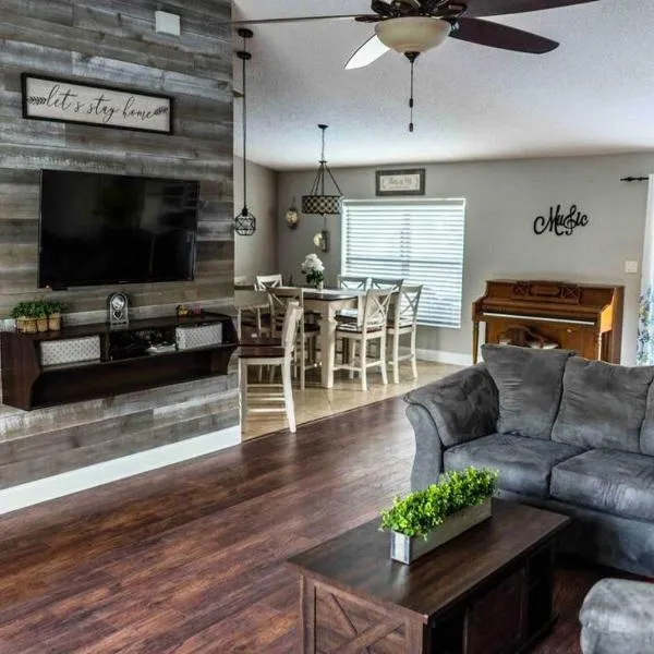 Modern 3BR Home, Saltwater Pool, Fenced Yard, hotel sa Spring Hill