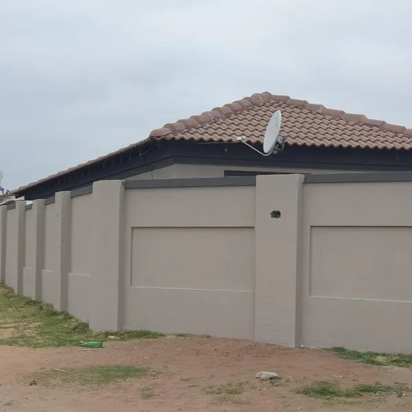 Zondile's guest lodge, hotel di eMbalenhle