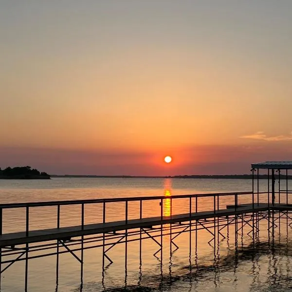 Beautiful lakefront house in private woods, hotel v destinaci Hawk Cove