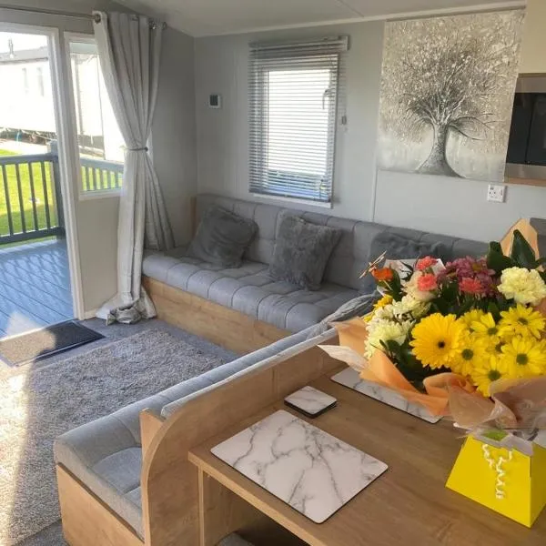 Modern 3 bedroom caravan near the beach, hotel in Walton-on-the-Naze