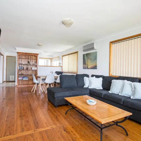 Rockpool Pet Friendly 1 Min Walk to Beach, hotel in Culburra Beach