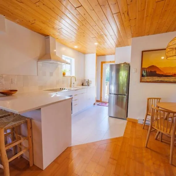 The Perch Modern 2 Bed Cabin with Patio and Hot Tub, hotel em Ucluelet