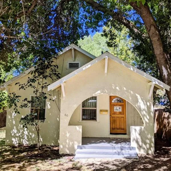 SUSANVILLE'S CUTEST COTTAGE 2 beds 1 bath sleeps 4, hotel en Susanville