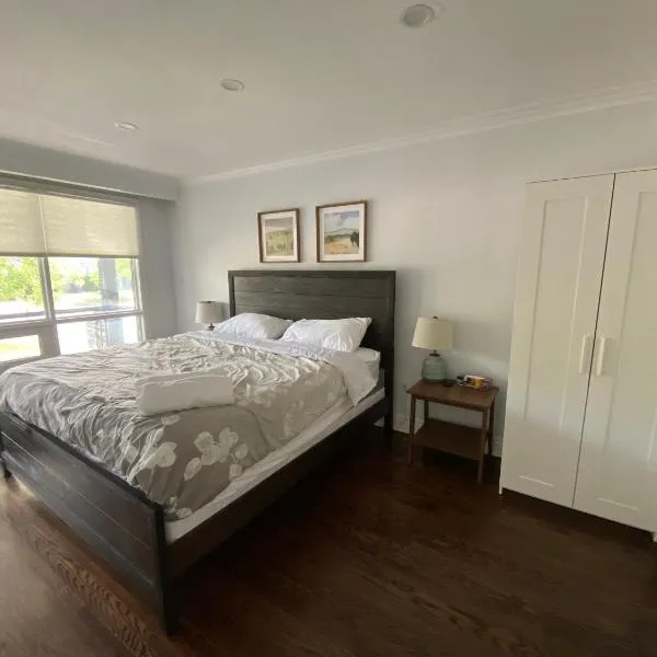 Yonge and Finch Subway !L Spacious & Bright Private Bedroom with Shared Amenties, hotel v destinaci Toronto