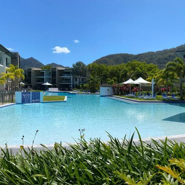 Blue on Blue Deluxe King or Twin room, steps from ferry, amazing pool, wifi, hotel in Nelly Bay