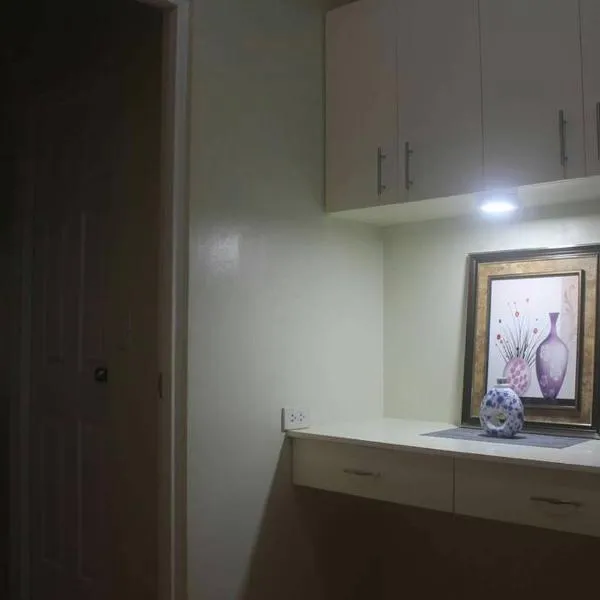 Pontefino Prime Townhouse 4BR with Wifi & Pool, hotel v destinaci Batangas