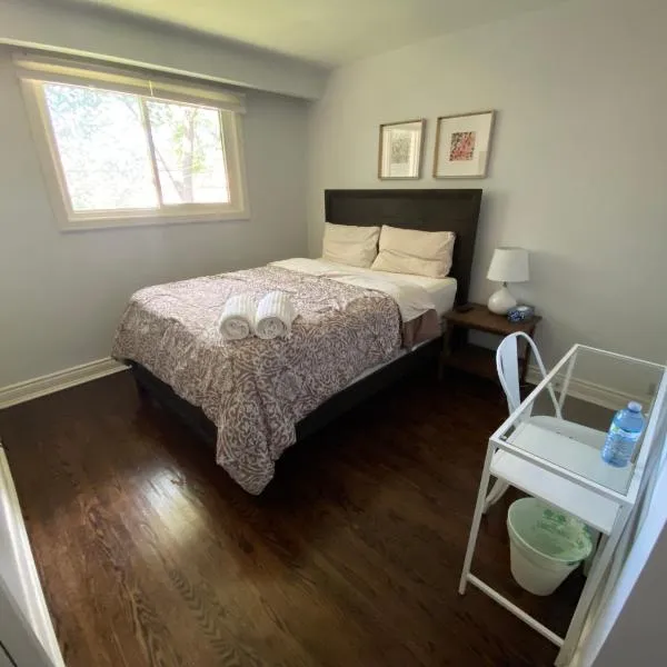 Yonge and Finch Subway !P Cozy & Quiet Private Bdr with Private Bathroom, hotelli Torontossa