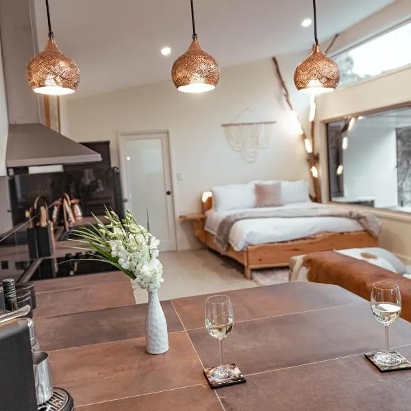 Bruny Island Oceanfront Luxe Cabin with Spa, hotel v destinaci Adventure Bay