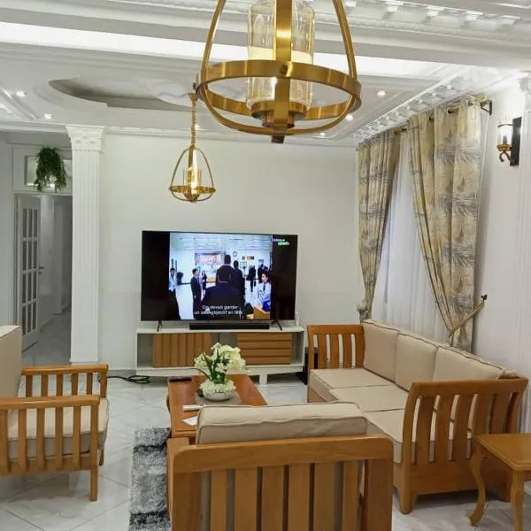 MH - Upper Floor Apart, hotel in Douala