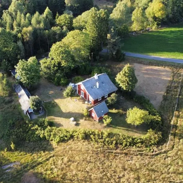 Södragården - traditionally Swedish، فندق في Annerstad