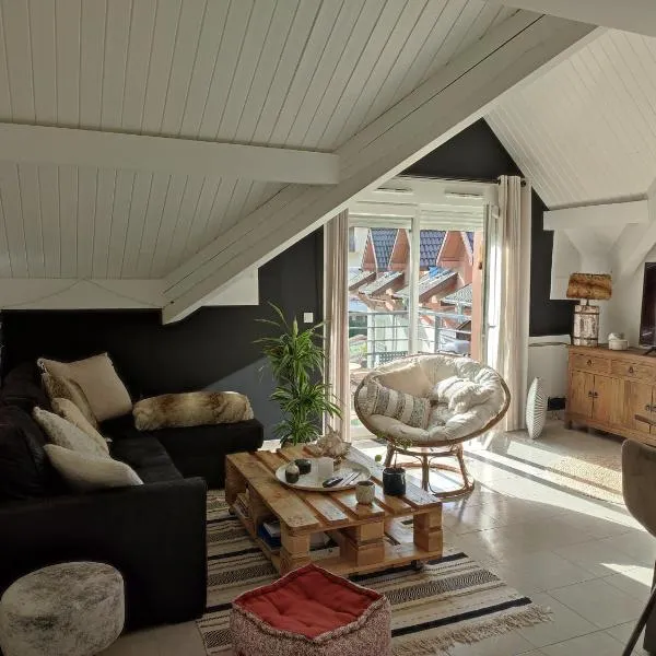 Appartement plein centre village, vue montagnes, proximité immédiate lac, hotel di Doussard