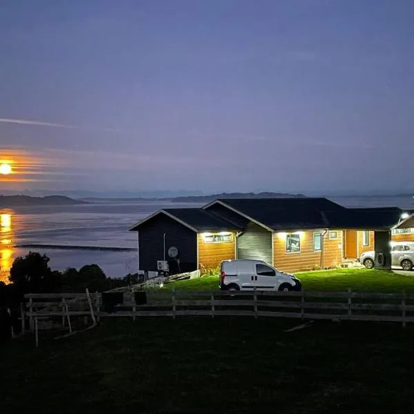 Bella casa de campo con panorámica vista al mar, hotel em Quemchi
