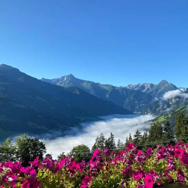Ferienhaus Zillertal Panorama Blick Balkon Sauna, hotelli kohteessa Zellberg
