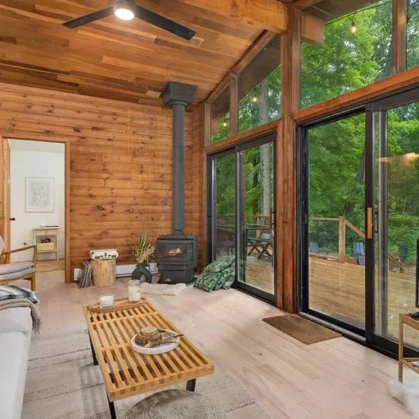 Black River Haus - Scandinavian Riverfront Cabin Muskoka, hotel v destinaci Washago