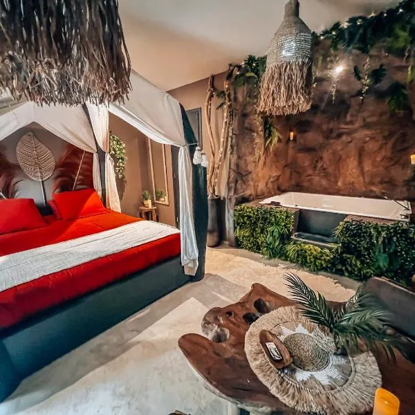 La demeure de Poulpican chambre LA GROTTE jacuzzi charme romantique terrasse privée 300m plage et restaurants La Croix Valmer - Golfe Saint Tropez, hotel in La Croix-Valmer
