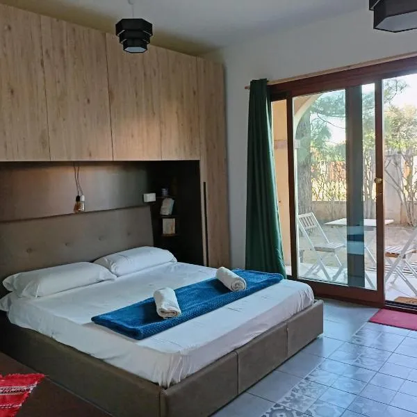 Studio Apartment Residenza del Sole: La Maddalena'da bir otel