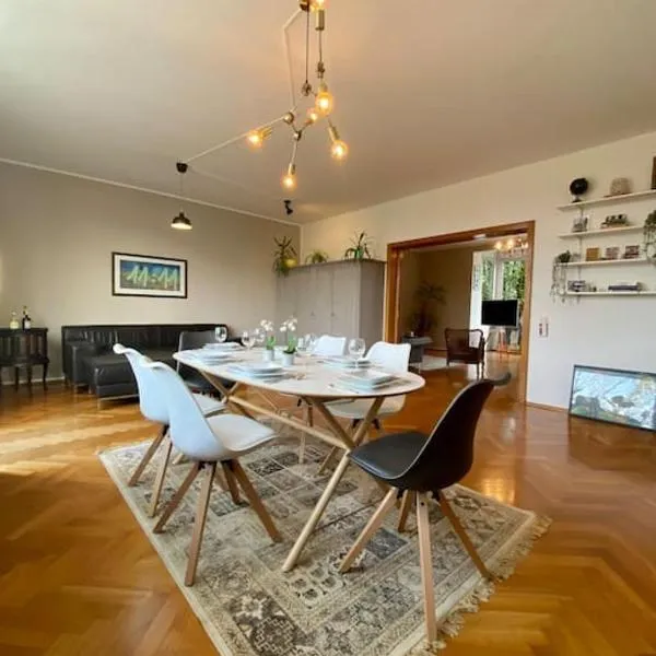 Wunderschöne Altbauwohnung mit Balkon - 102 qm, hotel in Aachen