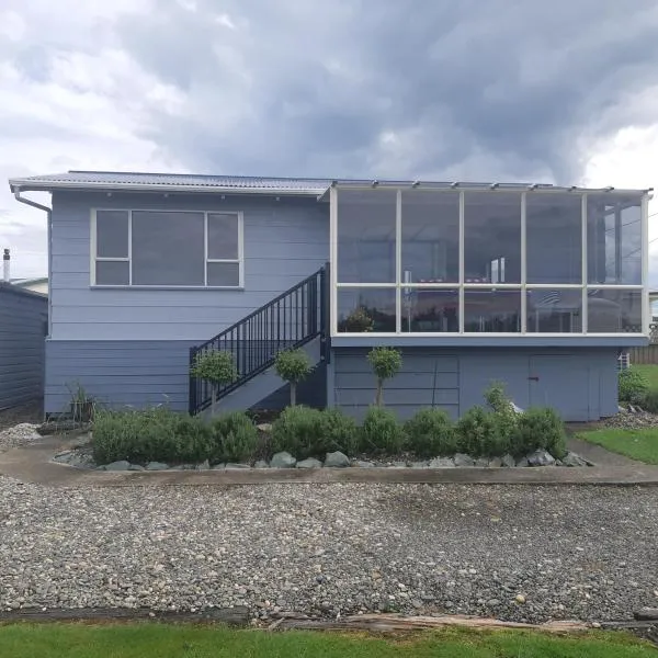 Riverton Cottage 2 Bedroom Close to beach, hotel in Otautau