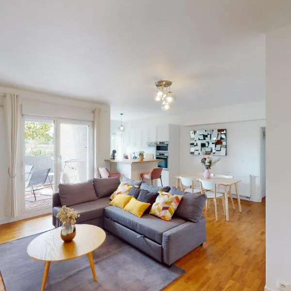 Live Like a Local Stylish 2BR with Balcony & Parking, hotel in Saint-Denis