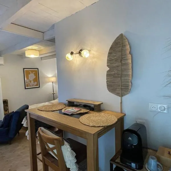 Chambre indépendante au Joli Mazet à Nîmes idéalement situé entre la garrigue et la ville, hotel in Nîmes