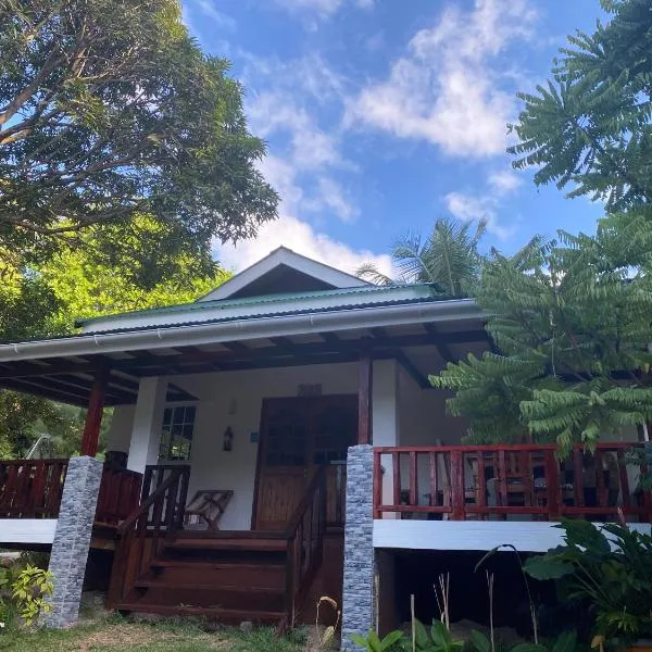 Blissful hill top Apartment, hotel v destinaci Anse Possession