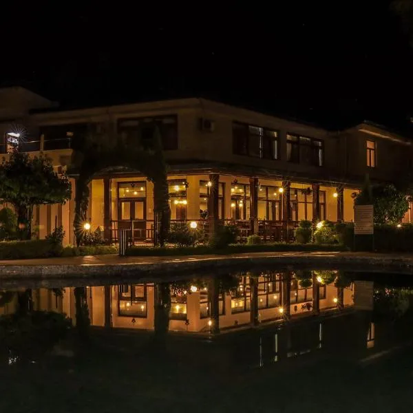 Bharatpur Garden Resort, hotel in Upardāng Garhi