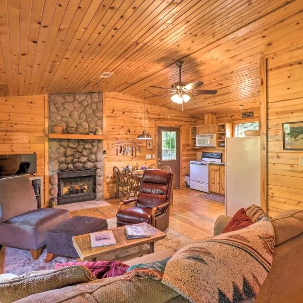 Mountain View Cabin with Wraparound Deck!, hotel v destinaci Mountain View