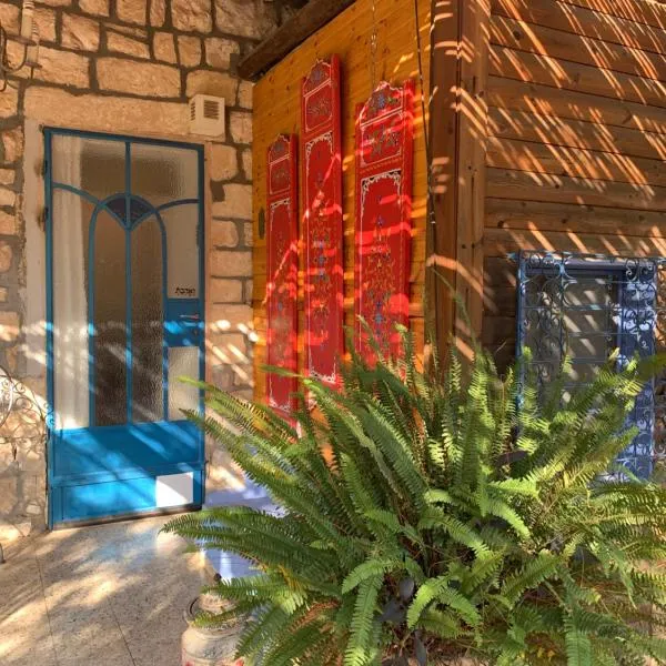 בית האבן העתיק מ-1885 עם מגונית פרטית בחצר, hotel v destinaci Roš Pinna