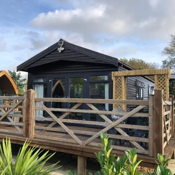 Peaceful Holiday Lodge with Hot Tub, hotel in Lincolnshire