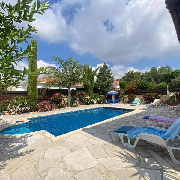 LE CAROUBIER splendid 3 bedrooms bungalow, hotel in Zanaja