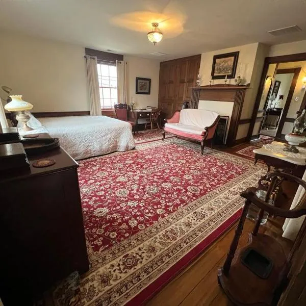 Upstairs Historic 1 Bedroom 1 Bath Suite with Mini-Kitchen, Porch & River Views, hotel in Elkins
