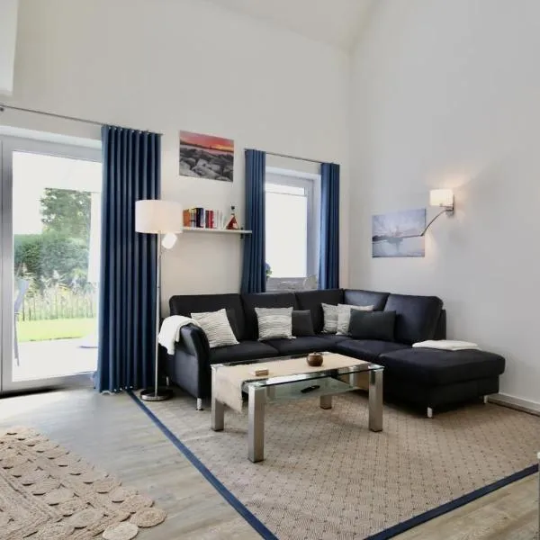 Am Kutterhafen 18a - Das Blaue Haus: Fedderwardersiel şehrinde bir otel