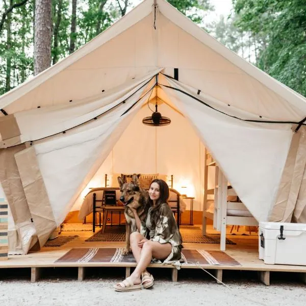 Timberline Glamping at Unicoi State Park, hotel v destinaci Helen