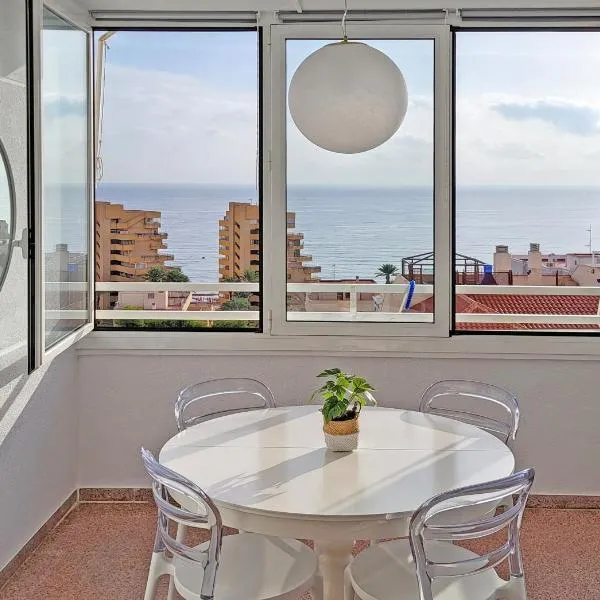 Stunning sea views at just 270 m from the beach, hotel em Arenales del Sol