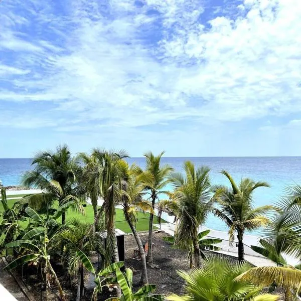 Sand Bar Condo - 1BR Suite next to The Morgan Resort: Maho Reef şehrinde bir otel