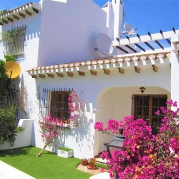 Beautiful 2 Bedroom Bungalow with Communal Pools, hotel v destinaci Villamartin