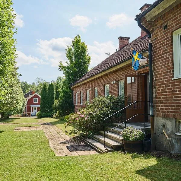 Herrestad Bed & Guestroom, hotel in Sunnerås