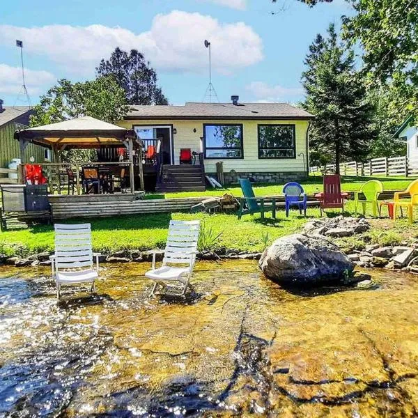 Cozy Waterfront Cottage, WiFi-Netflix-Dog Friendly, hotel v destinaci Lanark