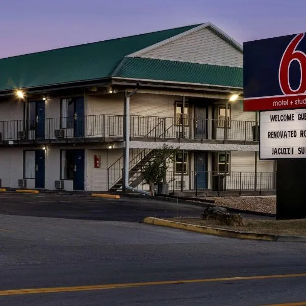 Motel 6 Branson West, MO - Silver Dollar City, hotel en Radical